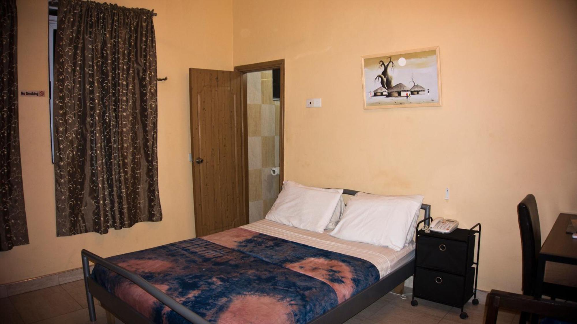 Jesiwa B's Little Palace Accra Bagian luar foto