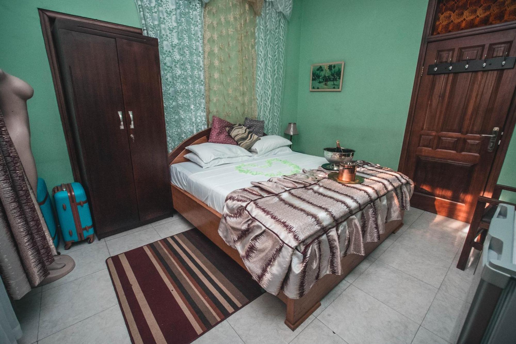 Jesiwa B's Little Palace Accra Bagian luar foto