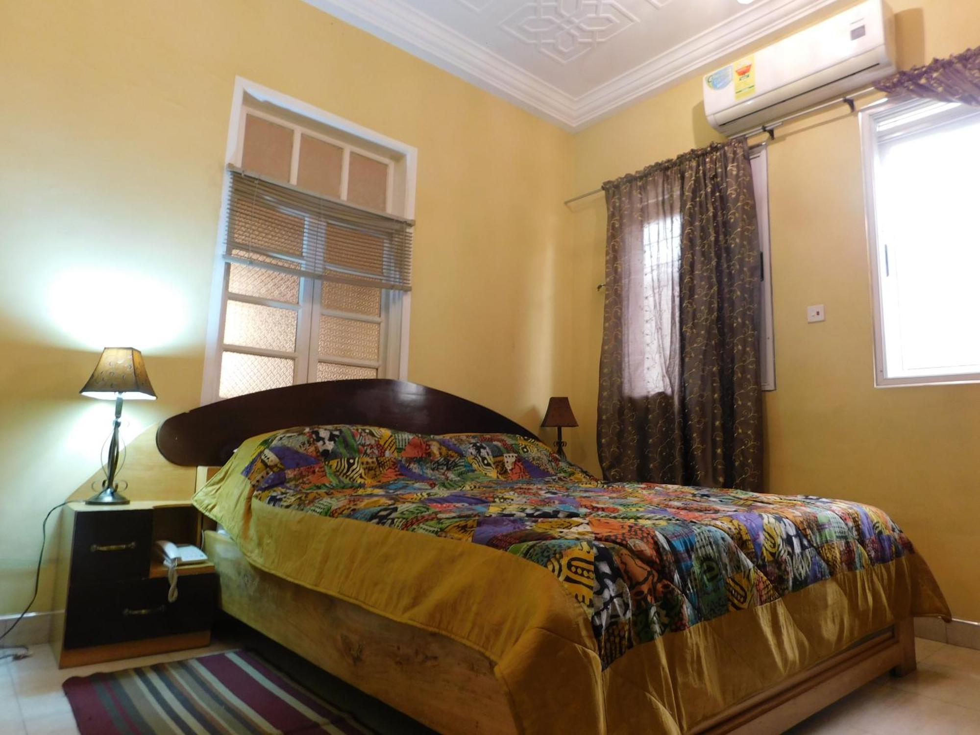 Jesiwa B's Little Palace Accra Bagian luar foto