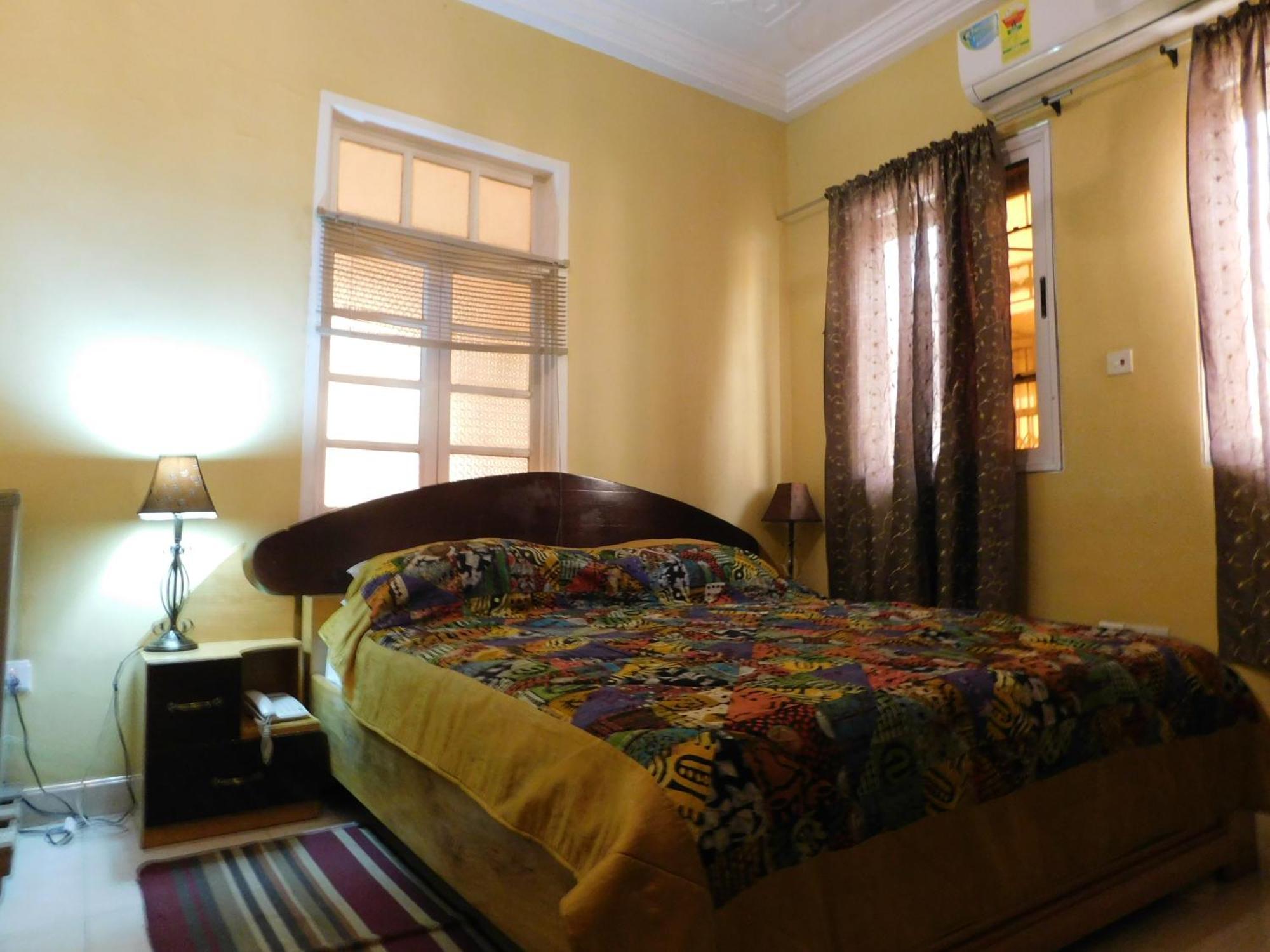 Jesiwa B's Little Palace Accra Bagian luar foto