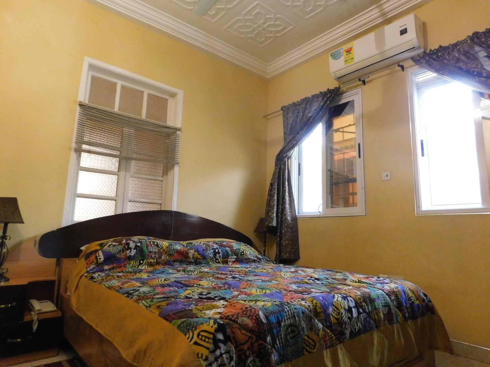 Jesiwa B's Little Palace Accra Bagian luar foto