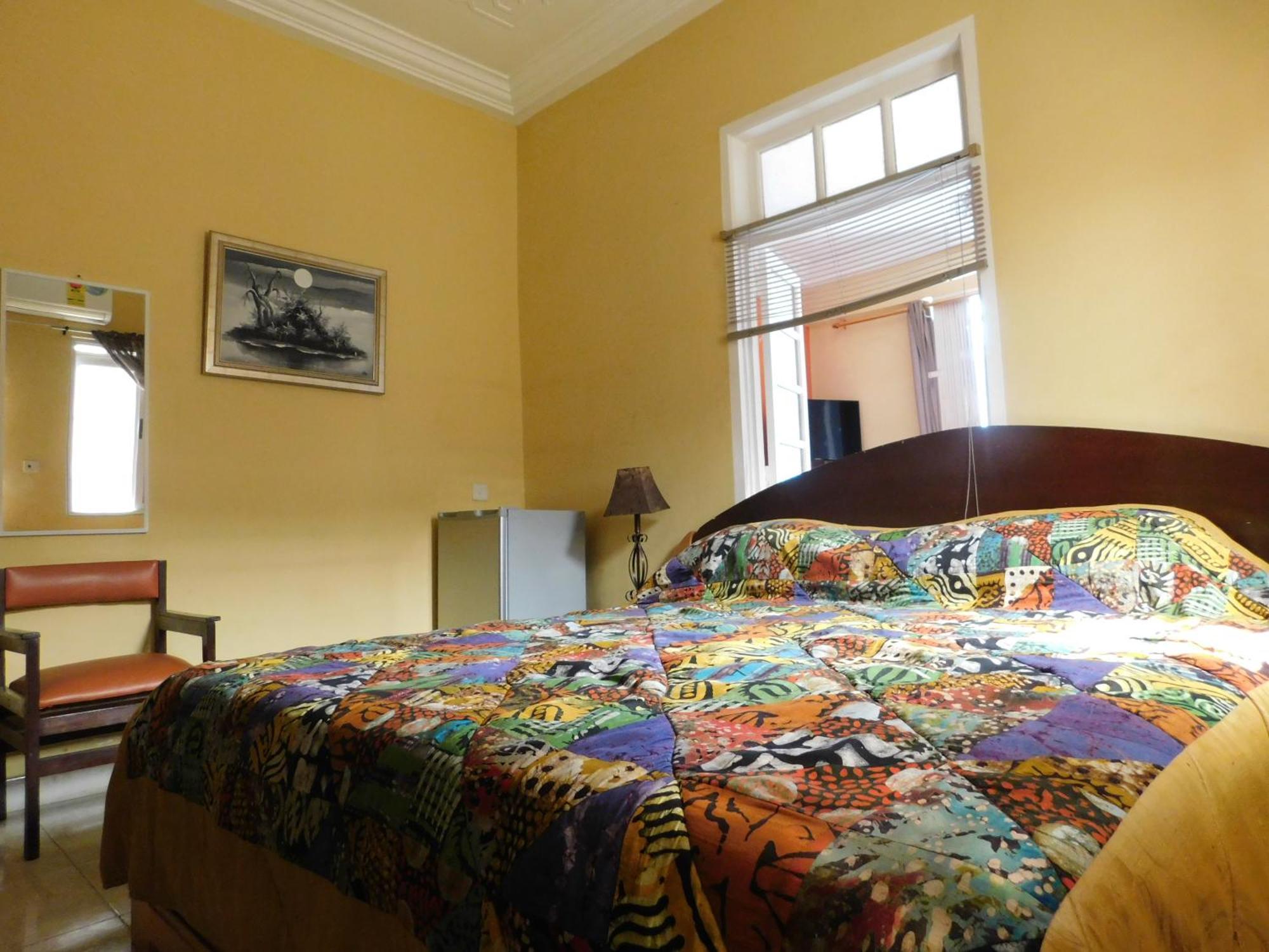 Jesiwa B's Little Palace Accra Bagian luar foto