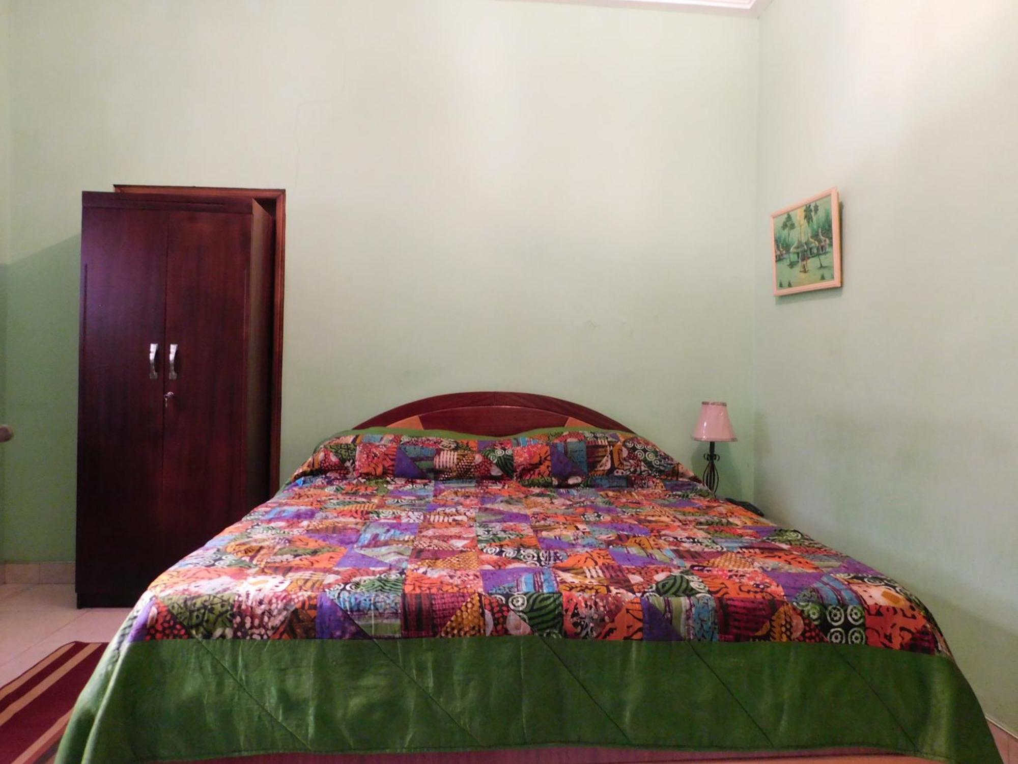 Jesiwa B's Little Palace Accra Bagian luar foto