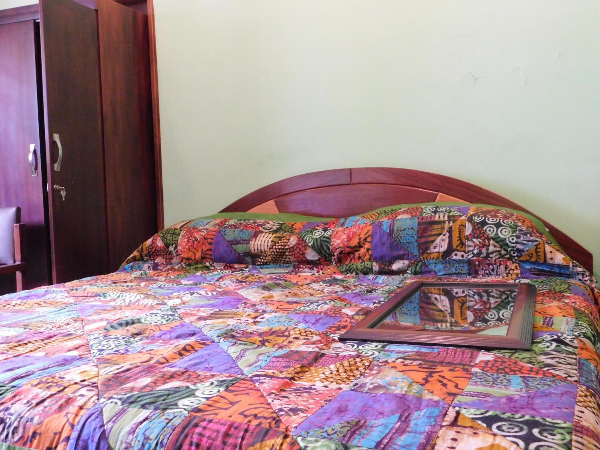 Jesiwa B's Little Palace Accra Bagian luar foto