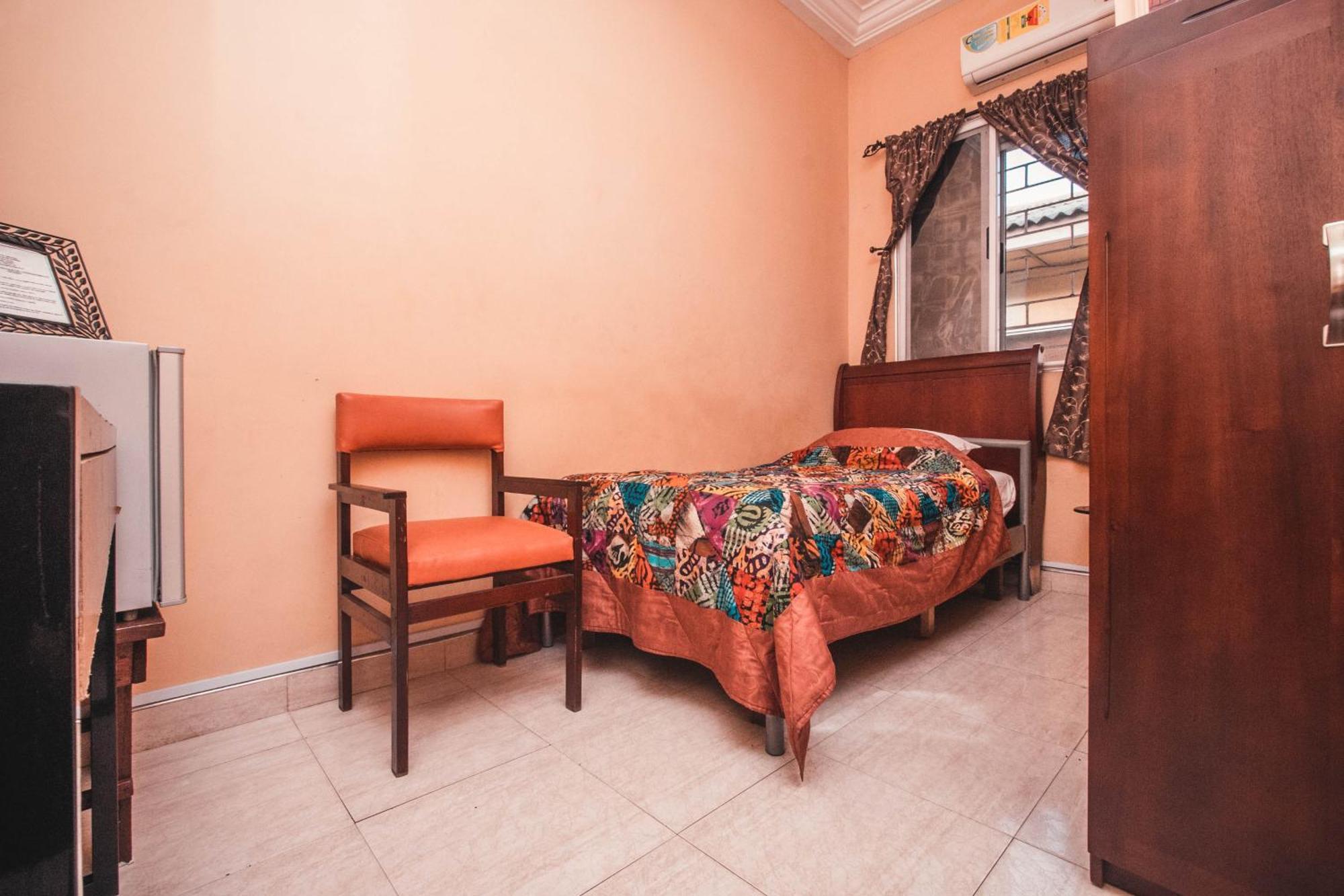 Jesiwa B's Little Palace Accra Bagian luar foto