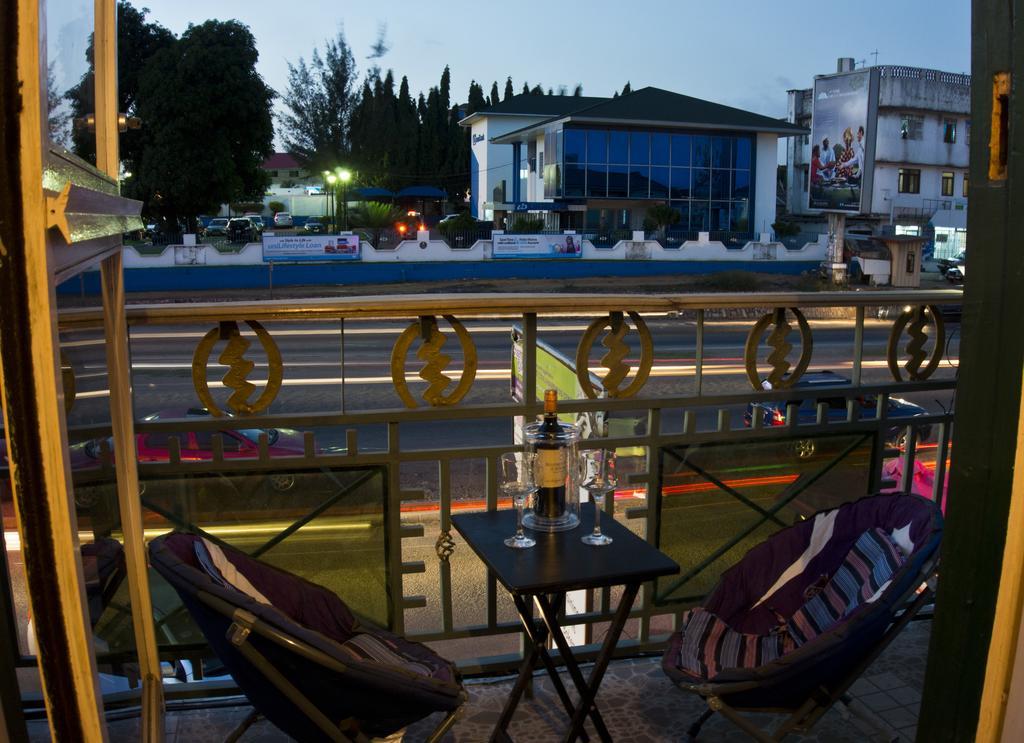 Jesiwa B's Little Palace Accra Bagian luar foto